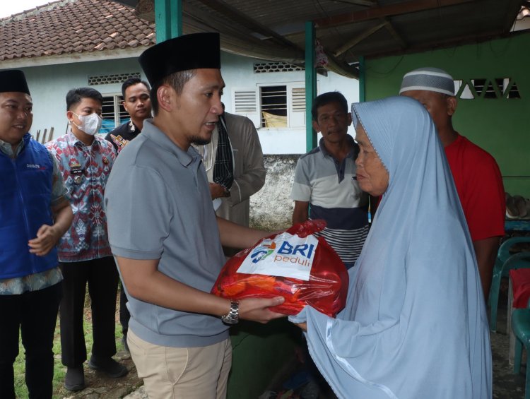 Wabup Lampung Utara Bagi Sembako di Bulan Ramadhan