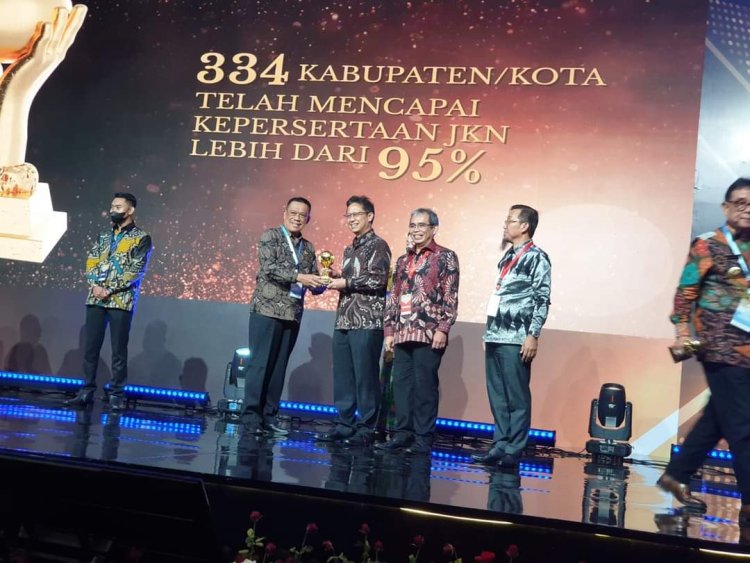 Bupati Lampung Utara Menerima Penghargaan UHC
