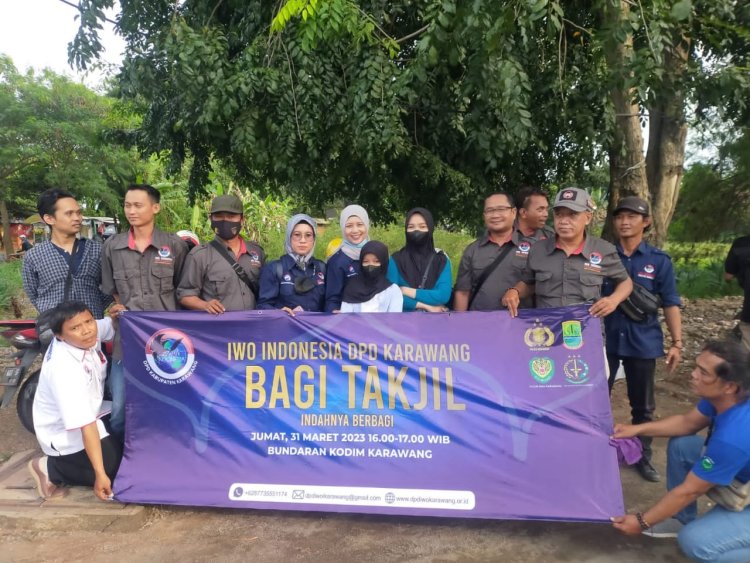 IWO INDONESI  DPD KAB KARAWANG GIAT BAGI-BAGI TAKJIL GRATIS