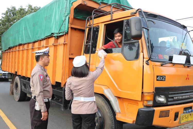 Berhentikan Pengguna Jalan, Polres Lampung Timur Bagi Takjil Gratis