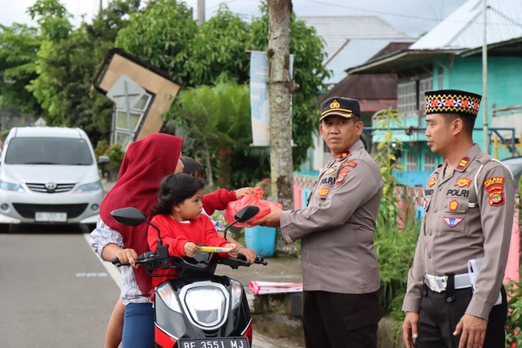 Polres Lampung Barat bagikan nasi kotak beserta takjil kepada pengendara  yang melintas
