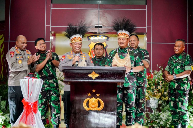 *Ratas Bareng Presiden, Kapolri Tegaskan TNI-Polri Kawal Seluruh Kebijakan di Papua*