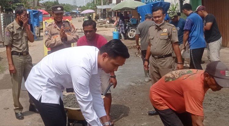 Lurah Simbarwaringin Dan Kanit Binmas Polsek Trimurjo Gotong Royong Tambal Jalan Berlubang