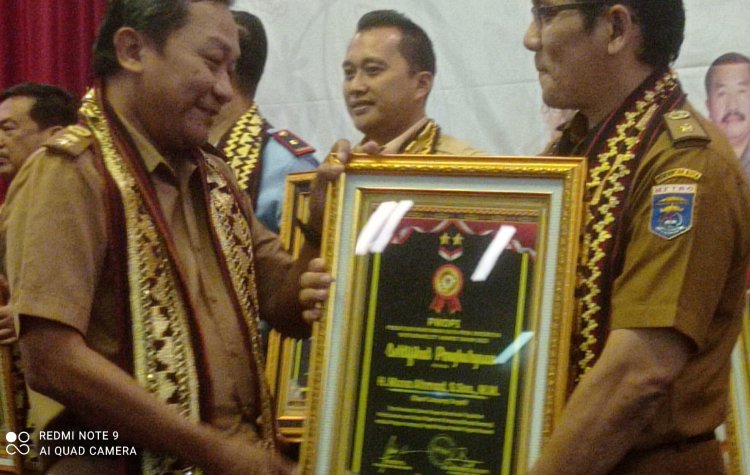 WALIKOTA METRO WAHDI SIRADJUDDIN MERAIH PENGHARGAAN PWDPI AWARD TAHUN 2023