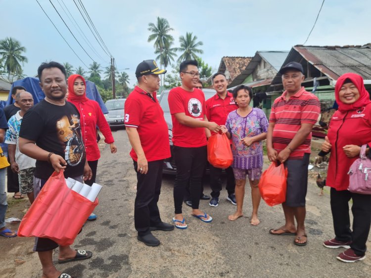 DPC PDI Perjuang Bersama BMI Kabupaten Lampung Utara Bagikan Sembako Dan Nasi Kotak Untuk Korban Banjir