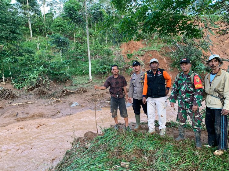 Warga Apresiasi langkah cepat Polres Lampung Barat datangi Lokasi tanah longsor dan korban pengungsian