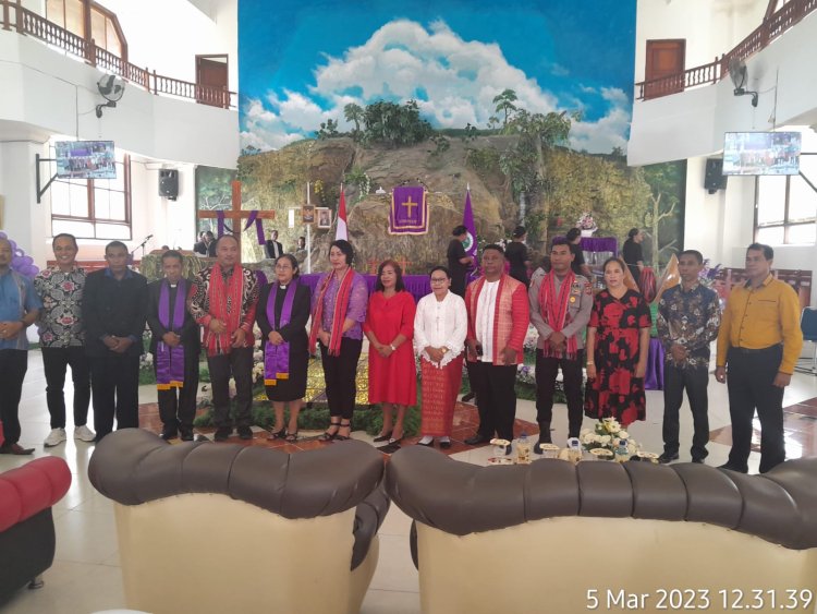 sekda kabupaten seram bagian barat,(Sbb)Hadiri Sidang Jemaat GPM Kairatu,Minggu/05/02/2023.