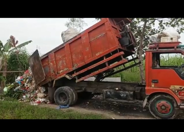 AMPHIBI TANGKAP TANGAN PELAKU PEMBUANGAN SAMPAH LIAR MILIK CITRALAND.