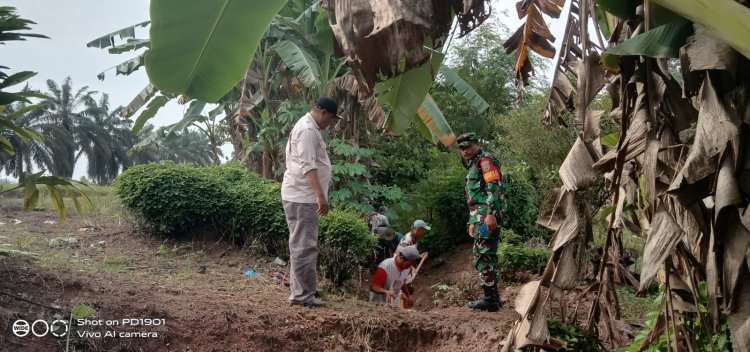 Atasi Banjir Saat Musim Hujan, Lurah Trimurjo Bersama Babinsa Trimurjo Terjun Ke Lokasi Gotong royong