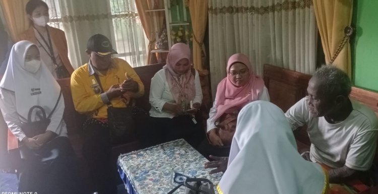 Lurah Trimurjo Dampingi Kepala Puskesmas Simbarwaringin Kunjungi Penderita Penyakit Kulit