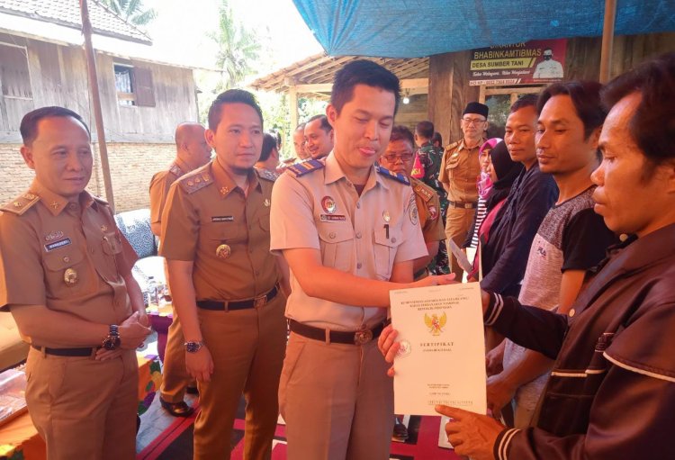 Wakil bupati Lampung Utara serahkan 125 sertifikat tanah milik masyarakat