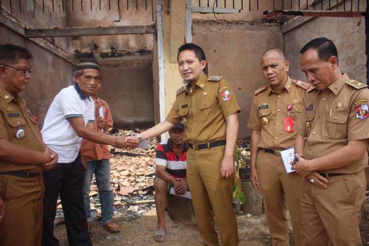 Ardian Saputra berikan bantuan terhadap korban kebakaran