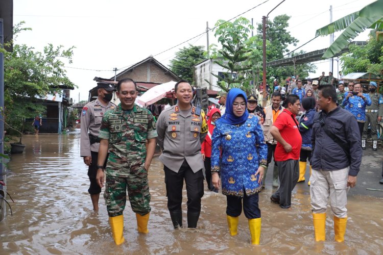 Kapolres Sukoharjo Bersama Forkopimda Berikan Bantuan Kepada Warga Terdampak Banjir