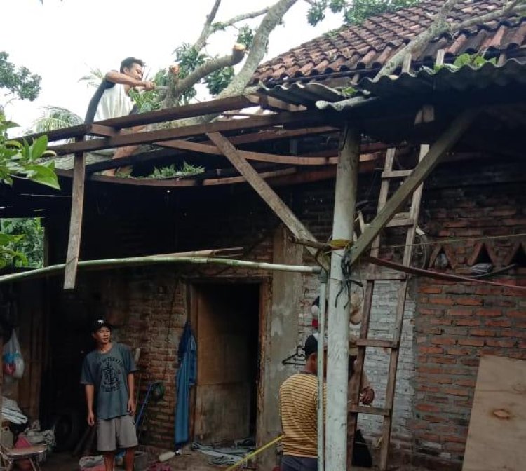 TNI Manunggal Rakyat, Babinsa Kodim 0429/Lamtim Bantu Warga Terdampak Angin Puting Beliung