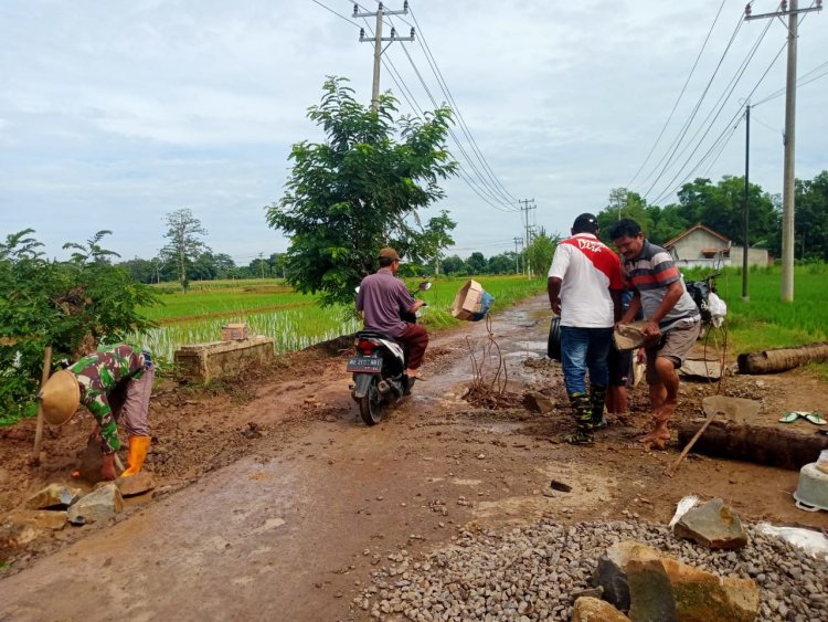 Bentuk rasa kepedulian ,perangkat desa adiwarno di komandoi kepala desa Gunaryo, perbaiki jembatan mini