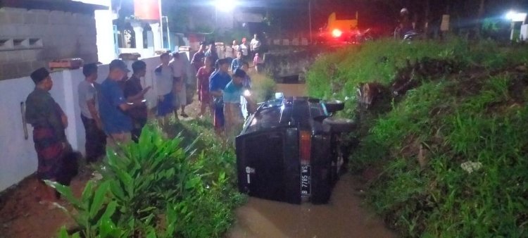 Daihatsu Hijet 1000 yang di tumpangi kades Bumiharjo terjun bebas masuk irigasi.