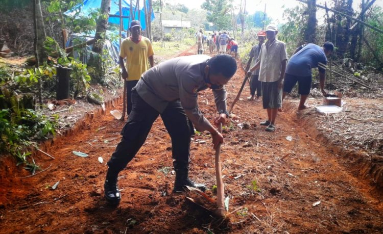 Bersama Warga, Bhabinkamtibmas Polsek Punggur Ikut Gotong Royong Pembuatan Siring Jalan