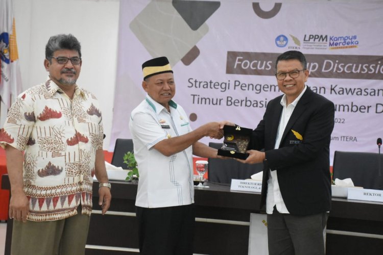 Bupati lamtim menjadi narasumber acara focus group