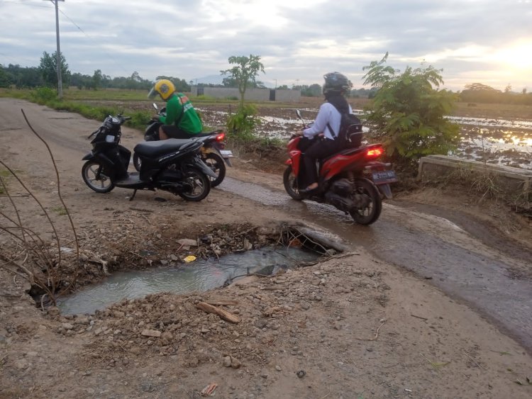 Jembatan mini mengalami ambles Air kurang lancar