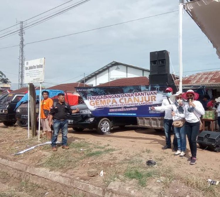 Gabungan seni musik dan kuda lumping menggalang dana untuk warga Cianjur