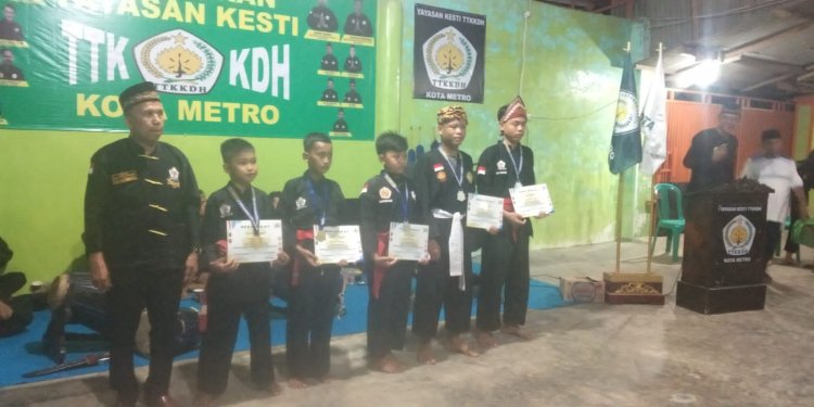 Ketua Yayasan Kesti TTKKDH Kota Metro Melaksanakan Acara Penetapan Pengurusan Dan Pembagian Medali