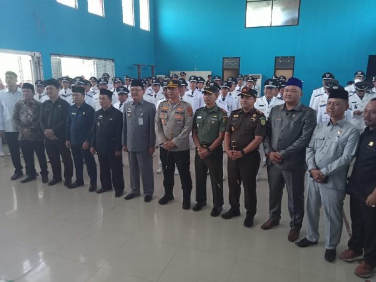 Bupati Pesibar Agus Istiqlal Melakukan Pelantikan Pada 62 Peratin Terpilih