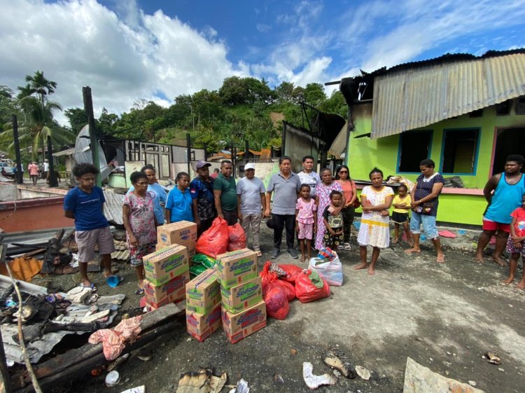 Berikan Dukungan Moril, Bupati Kepulauan Yapen Turun Langsung Pantau Korban Pasca Kebakaran