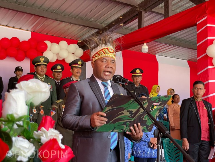 Momen Haru, Ketua DPRD Kepulauan Yapen Bacakan Teks Proklamasi Saat Upacara HUT RI ke-77