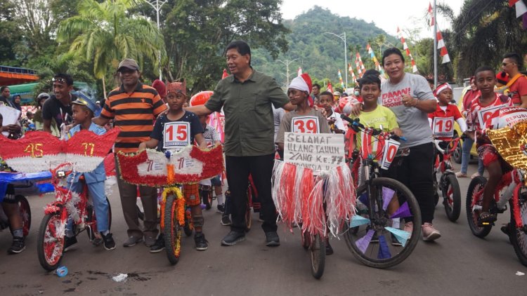 Jelang HUT RI Ke-77, Parade Sepeda Hias Siswa SD Ramaikan Kota Serui