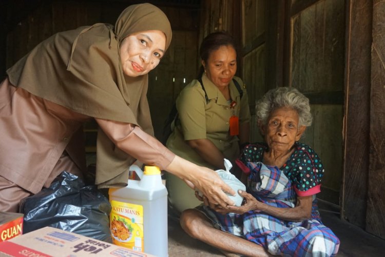 "DOOR to DOOR" Pegawai Dinas Sosial Kepulauan Yapen Kunjungi Rumah Lansia OAP dan Distribusi Bantuan Jaminan Hidup, 18 Paket Sembako