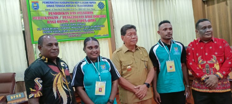 "Apresiasi Kepada Pemda Yapen dan Pihak PT. SWPI telah melaksanakan Pendidikan dan Pelatihan Industri Pengolahan Kayu untuk 40 Orang Asli Papua (OAP)" Ucap Wakil Ketua II DPRD 