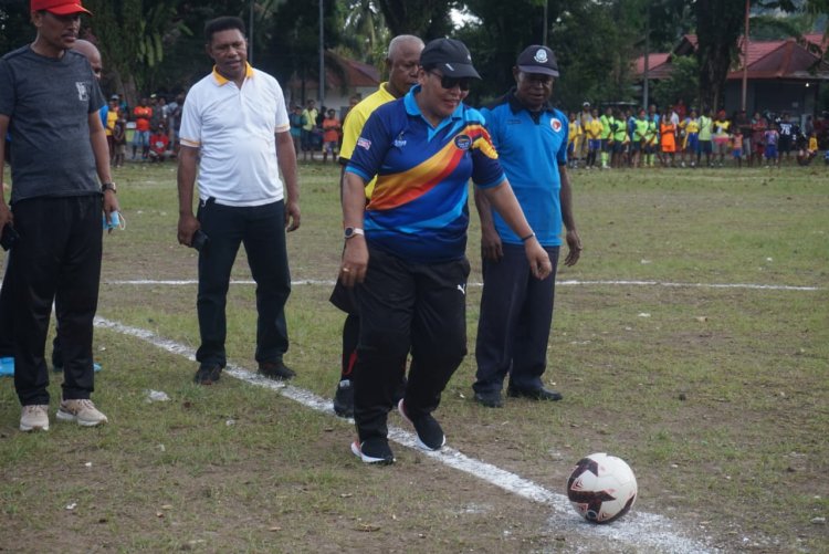 Perdana, Sekda Kepulauan Yapen Erny R. Tania Buka Kegiatan Turnamen Sepak Bola Wanita dalam Rangka HUT Kemerdekaan RI Ke-77
