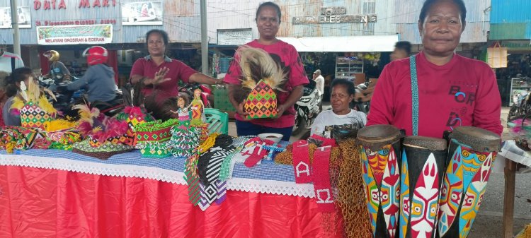 Sambut Sidang Sinode GKI Ke-18, Puluhan Mama-mama Papua UMKM Ambil Bagian dalam Pameran Mini Kerajinan Tangan di Pasar Aroro Iroro