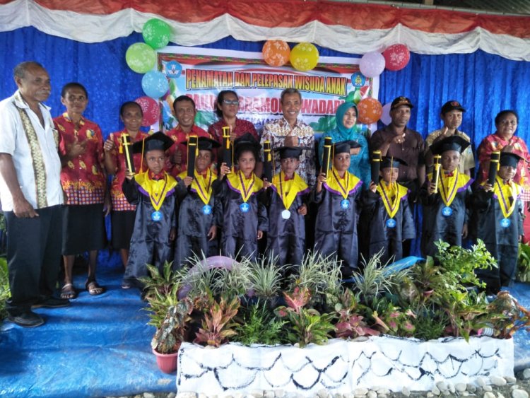 Meriah Penamatan Peserta Didik PAUD Wadamomi, Bupati Kepulauan Yapen Apresiasi Atas Dukungan Pendidikan Masyarakat Kampung Wadapi