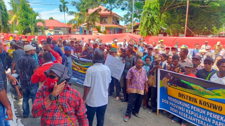 Ribuan Masyarakat Duduki Kantor DPRD Kabupaten Kepulauan Yapen, dan DEKLARASIKAN Dukungan Pemekaran DOB Provinsi Kepulauan Papua Utara