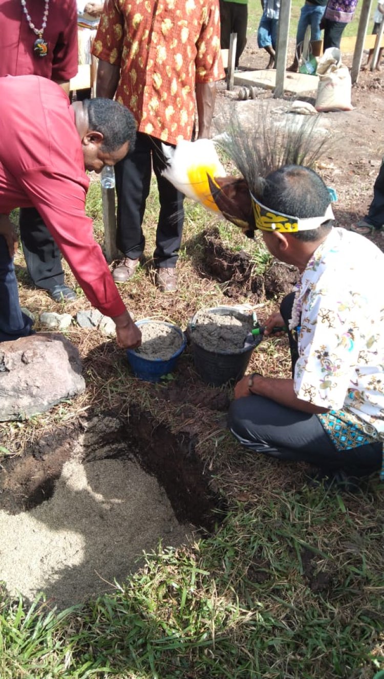 Kepala Distrik Windesi Mewakili Bupati Kepulauan Yapen Hadiri Peletakan Batu Pertama Pembangunan Gereja GKI Effata Haropang Klasis Yapen Utara