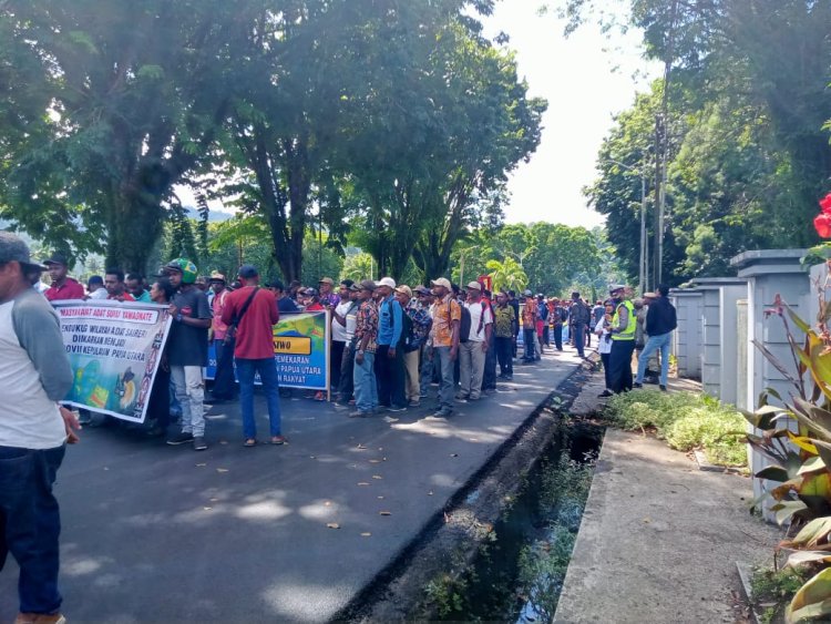 Ribuan Masyarakat Melakukan Long Marc dan Gelar Aksi Demo Damai Minta Pemekaran DOB Provinsi Kepulauan Papua Utara 