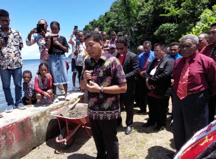 Bupati Tonny Tesar Awali Peletakan Batu Pertama Pembangunan Tugu Peringatan 1 Abad Masuknya Injil di Kampung Tarau