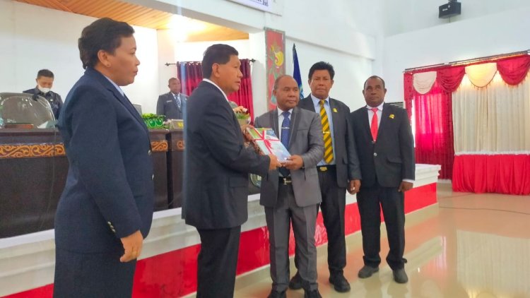 Bupati Tonny Tesar Sampaikan LKPJ Tahun 2021 Pada Rapat Paripurna I DPRD Kabupaten Kepulauan Yapen