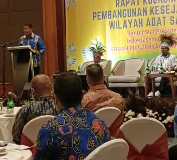 Asosiasi Bupati Saireri Sampaikan Calon DOB pada Rapat Koordinasi Pembangunan Kesejahteraan Wilayah Adat Saireri Provinsi Papua yang dibuka Kepala KSP Moeldoko
