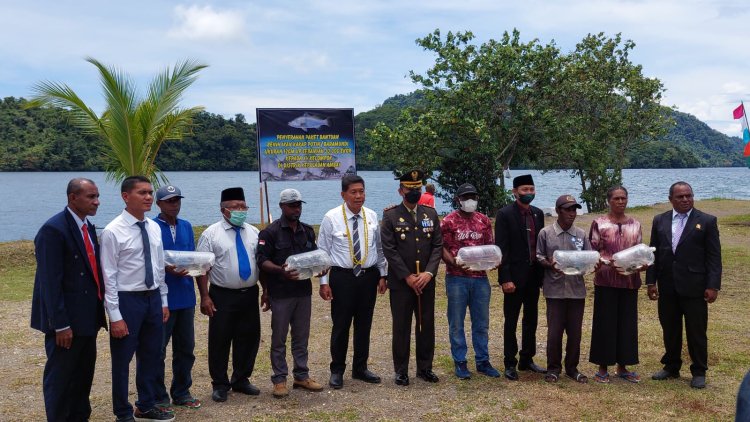 Moment HUT ke-53 Kabupaten, Wakil Ketua II Fredolin Warkawani Bersama Bupati dan Forkopinda Menyerahkan Bantuan 30.000 Benih Ikan Kakap Baramundi