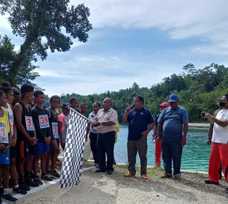 Menjelang HUT ke-53 Kabupaten Kepulauan Yapen, Wakil Bupati Frans Sanadi Melepas 185 orang Peserta Lomba 10k