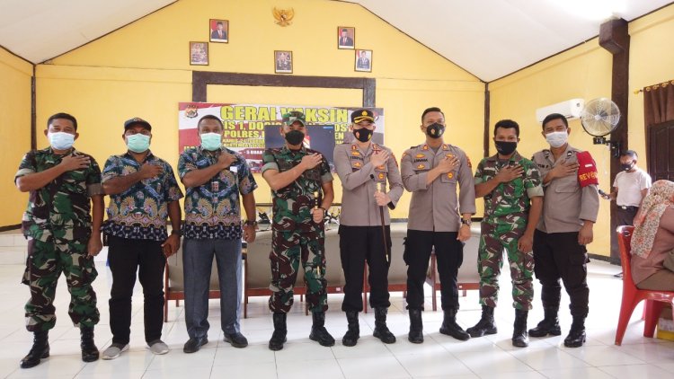 Polres Yapen Terus Melakukan Giat Vaksin Booster Kepada Masyarakat untuk Meningkatkan Imun Tubuh