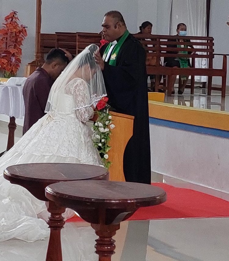Bupati Tonny Tesar Hadiri Pemberkatan Pernikahan Yeremia Sanadi Putra Wakil Bupati Kepulauan Yapen