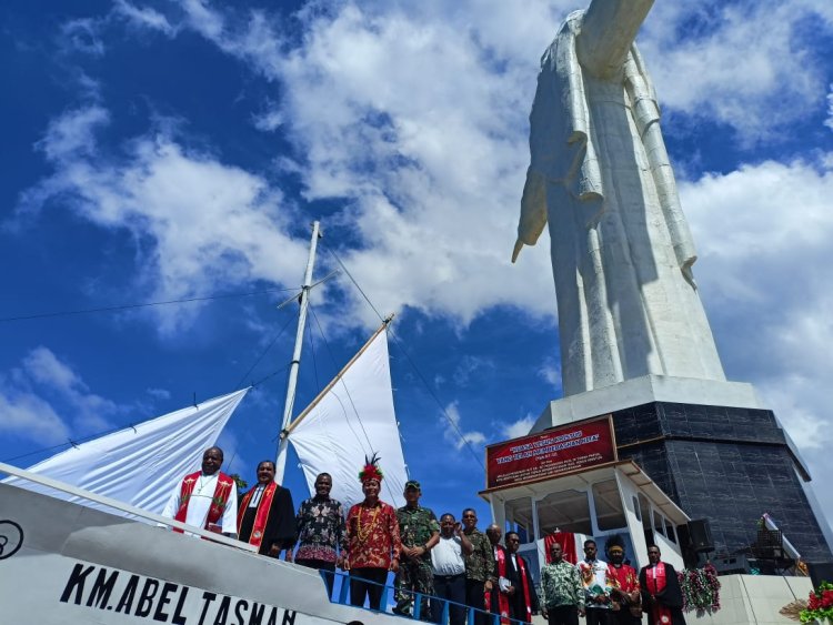 Amazing…! Tugu Monumen Kasih Kristus Setinggi 33 Meter Hari ini Diresmikan Bupati Tonny Tesar, S.Sos pada Peringatan HUT PI ke-167 Tahun
