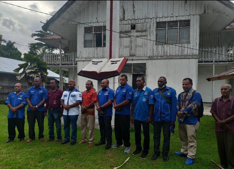 Yohanis G. Raubaba Bersama Wakil Ketua DPD PD Provinsi Papua RHP, Berkunjung Ke Rumah Doa Tujuh Kaki Dian