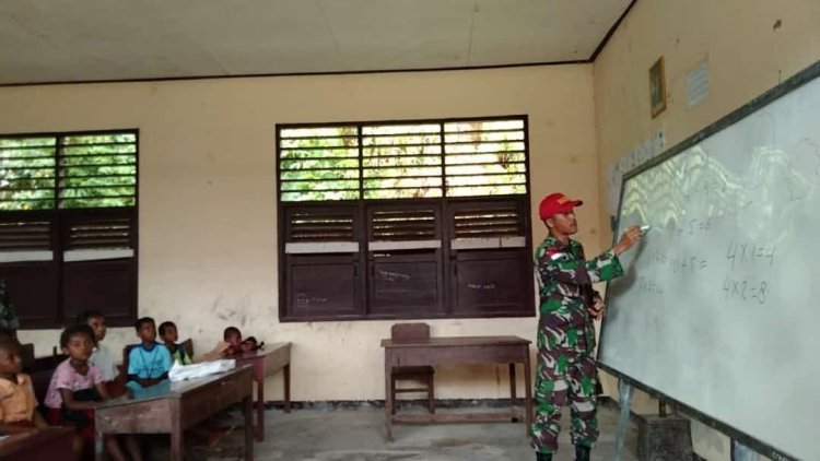Peduli Pendidikan Generasi Muda, Babinsa Koramil 1709-04/Yapen Barat Mengajar Calistung di SD YPK Ansus