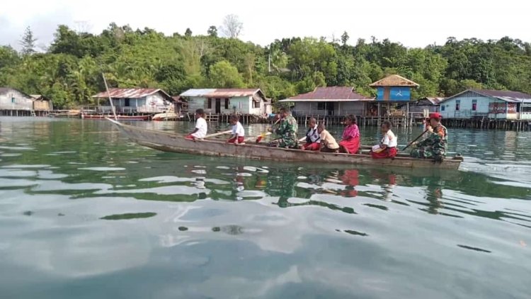 Dengan Perahu Dayung, Babinsa Koramil 1709-04/Yapen Barat, Mengantar Anak-Anak Bersekolah di SD YPK Ansus