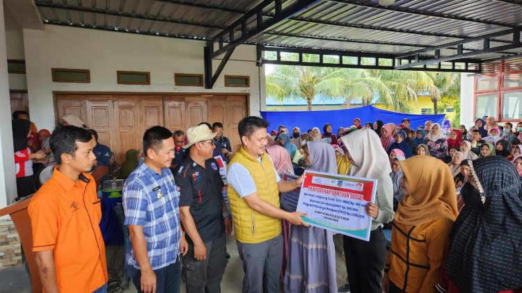 Abdul Azis Kembali Serahkan Sejumlah Bantuan Sosial Kepada KPM Di Kecamatan Aere