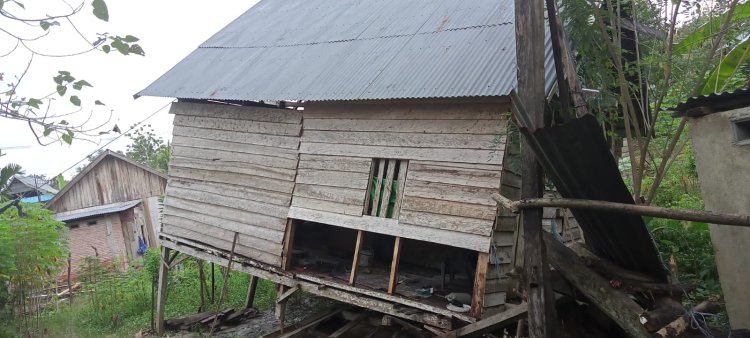 Miris! Rumah Warga Miskin Di Desa Tirawuta Nyaris Ambruk, Kades Tirawuta Harap Pemerintah Pusat Dan Daerah Tidak Menutup Mata